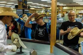 Chinese tourists in Texas - china elite focus